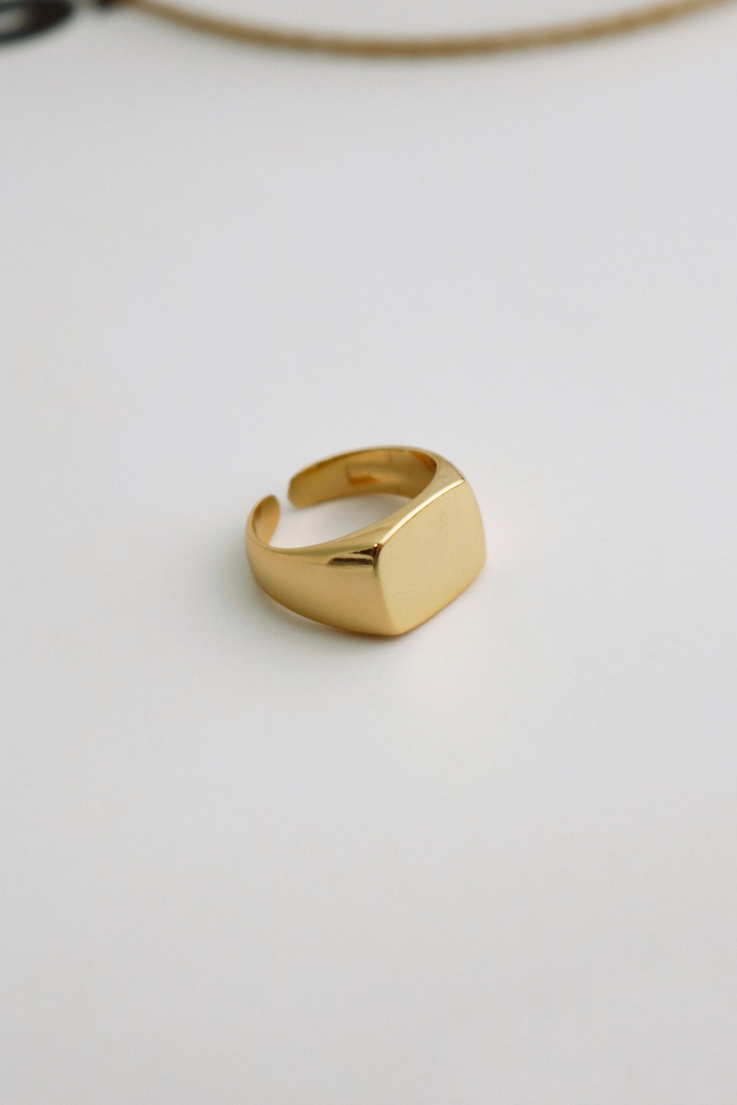 Anel Dedinho Carolina Dourado