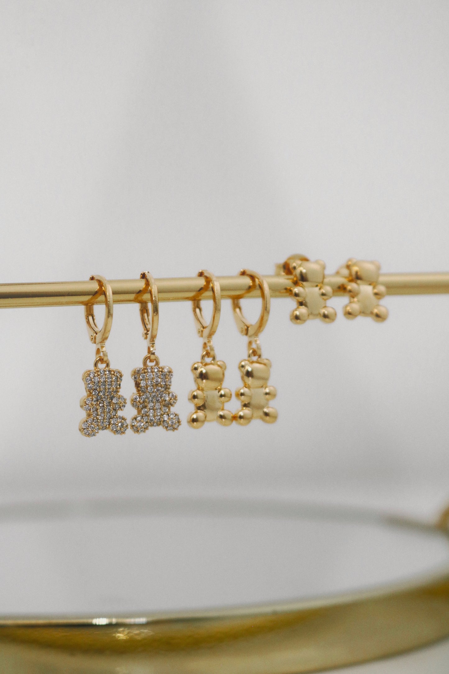 Brinco Bear Dourado Cravejado